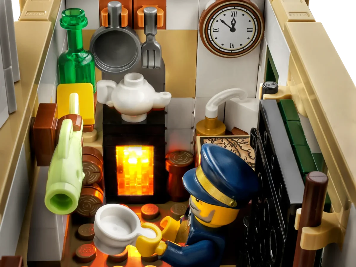 LEGO® Motorized Lighthouse - Image 4