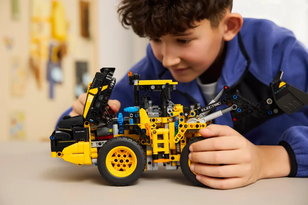 LEGO® Technic Volvo L120 Electric Wheel Loader - Image 3