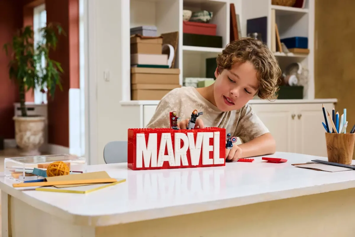 LEGO® | Marvel: MARVEL Logo & Minifigures - Image 3