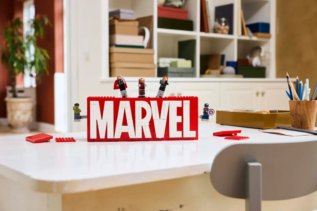 LEGO® | Marvel: MARVEL Logo & Minifigures - Image 2
